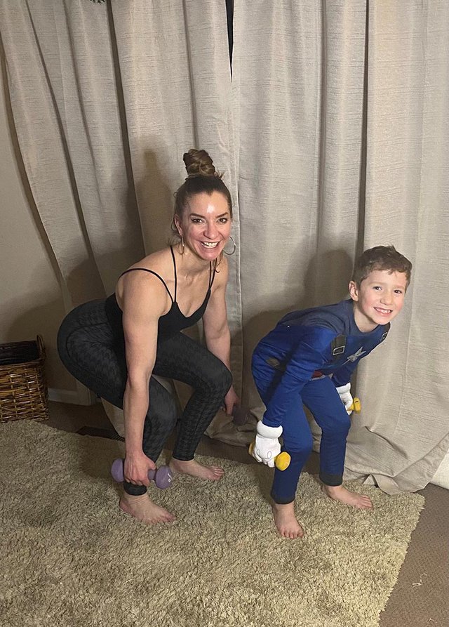 laura-senna-workout-with-son-4-with-weights-and-squats.jpg