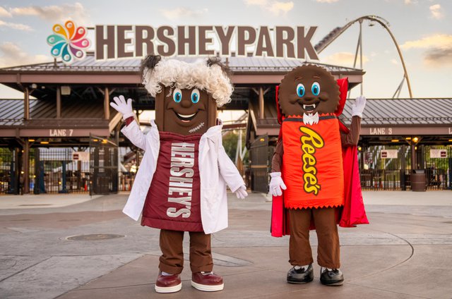 Hersheypark_Hersheypark Halloween_Front Gate_Hershey Characters-min.jpg